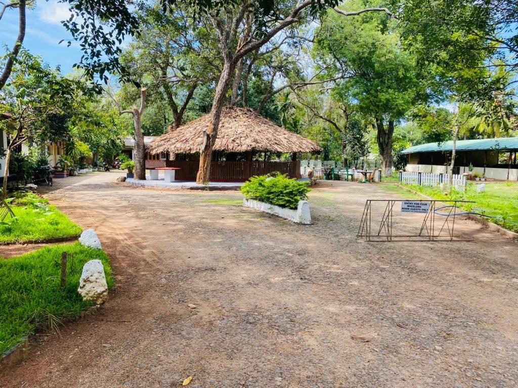 Resthouse Vavuniya Hotel Exterior foto