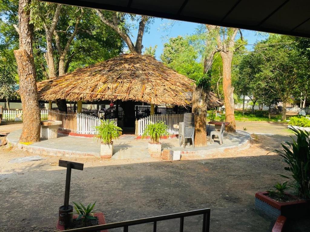 Resthouse Vavuniya Hotel Exterior foto